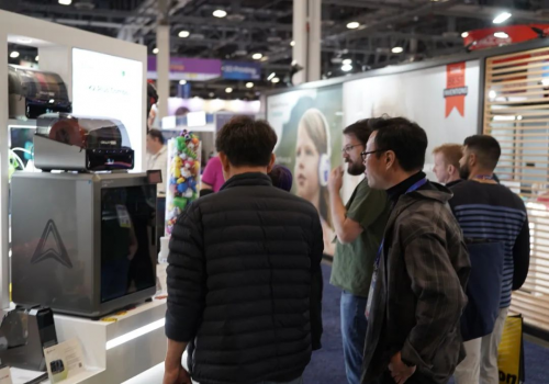 創(chuàng)想三維多款新品亮相CES 2025，多色打印觸手可及