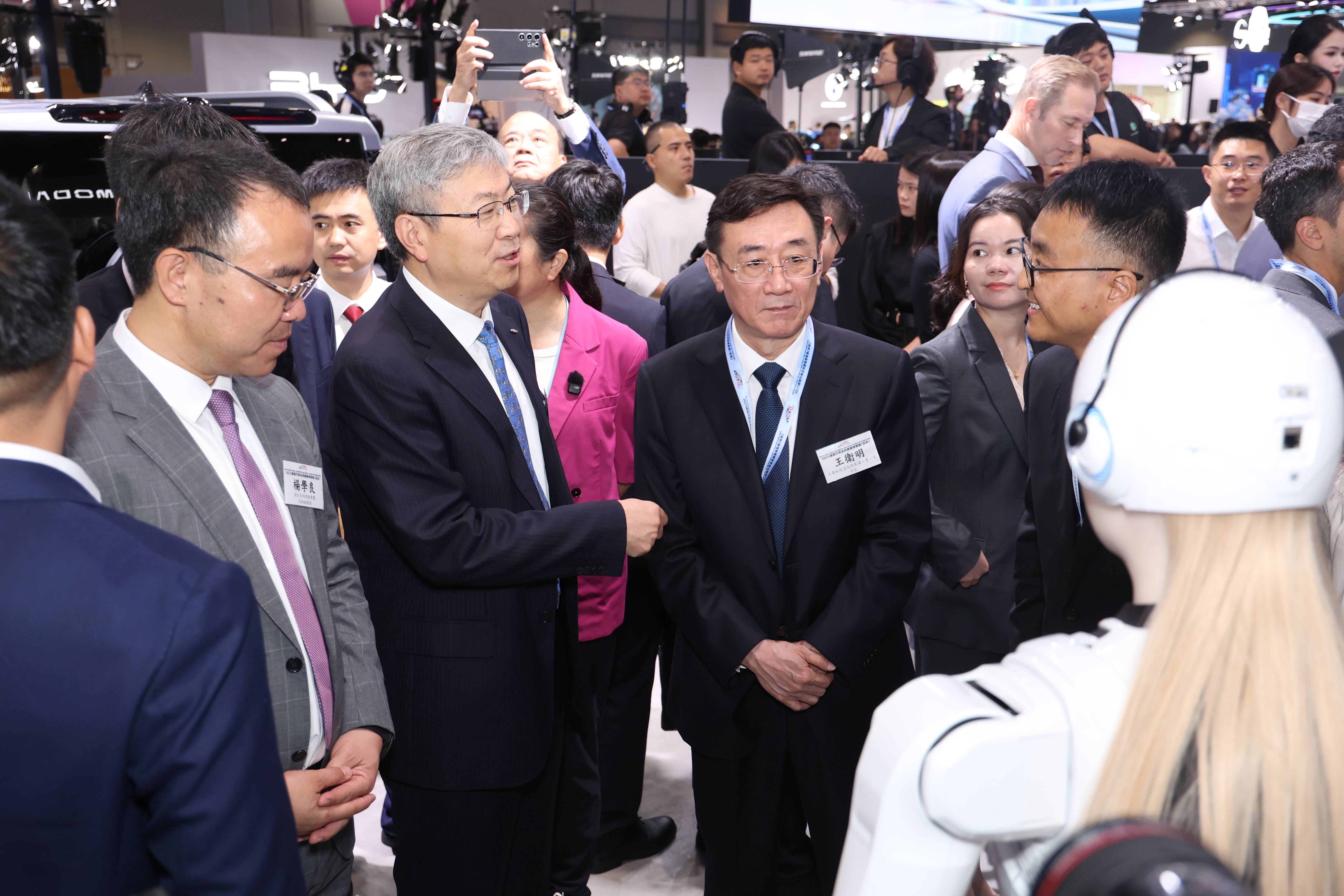 墨甲機(jī)器人亮相香港車博會，智能科技與東方之珠碰撞新火花