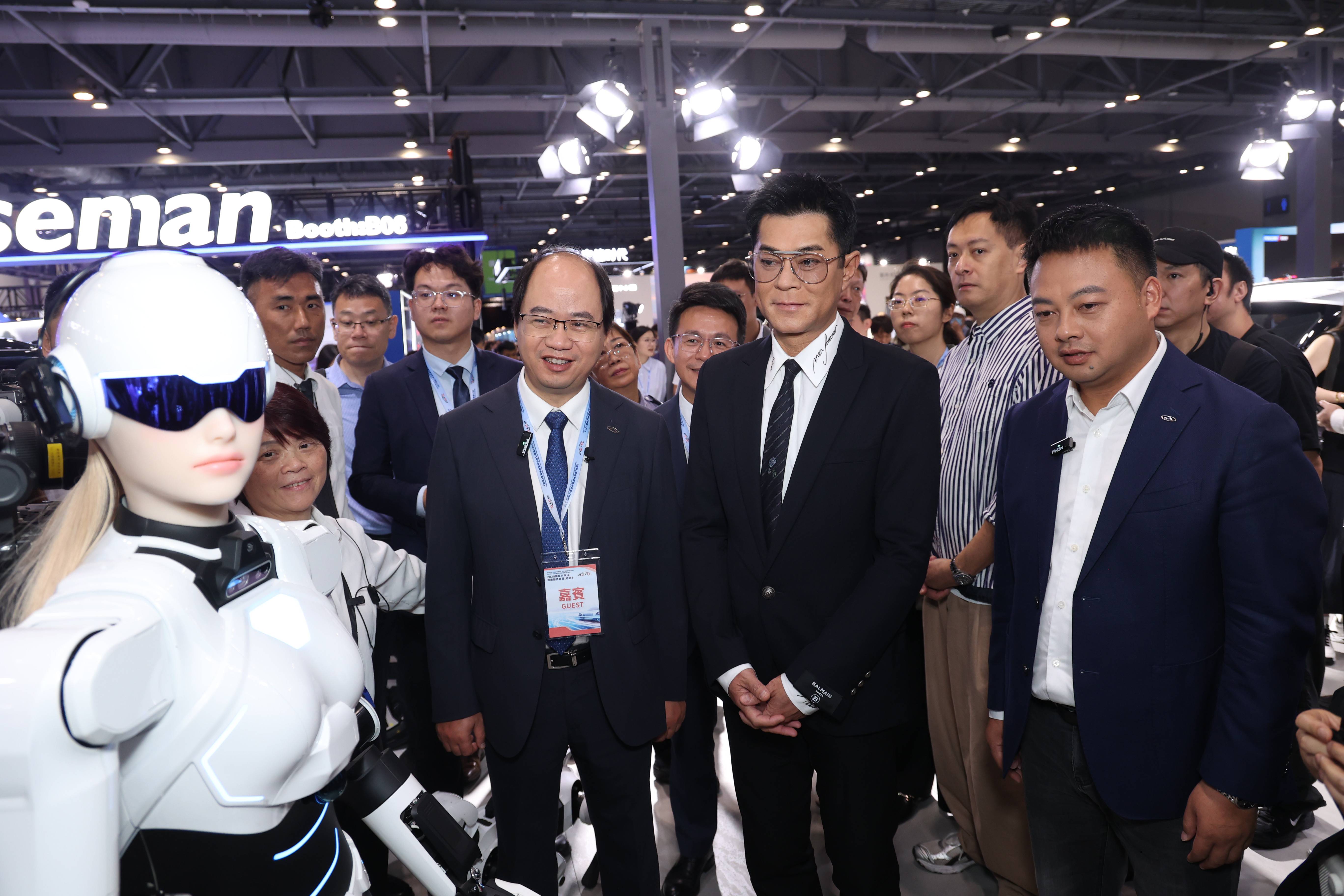 墨甲機(jī)器人亮相香港車博會，智能科技與東方之珠碰撞新火花