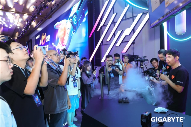 7.3GHz新紀(jì)錄！HiCookie再創(chuàng)9800X3D+技嘉X870主板超頻戰(zhàn)績