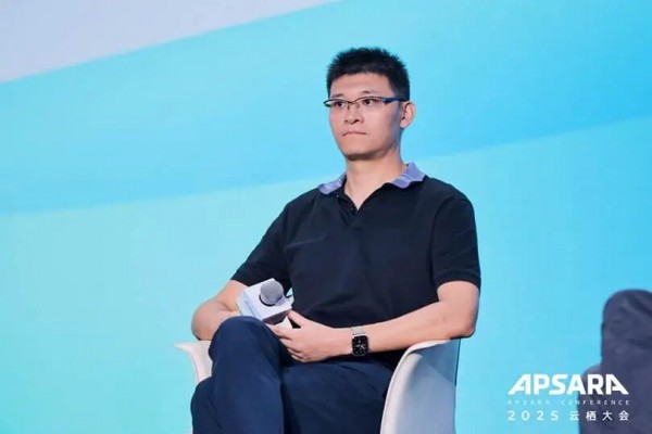 云棲大會(huì)上，感受AI汽車的