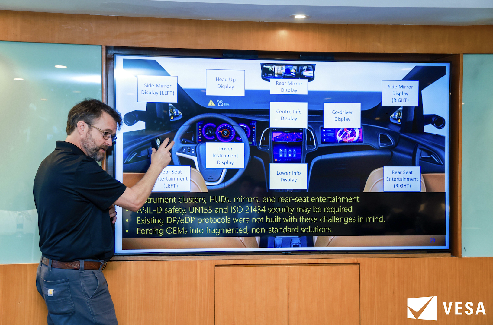 VESA發(fā)布DisplayPort汽車擴展標準合規(guī)測試規(guī)范模型 加速汽車顯示新標準落地