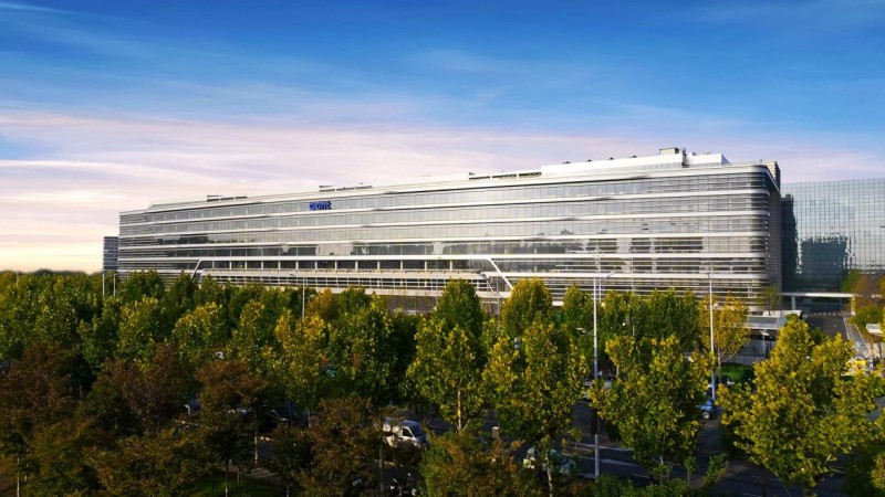 當(dāng)算力追逐遇上數(shù)據(jù)瓶頸：DRAM成AI價(jià)值鏈重構(gòu)的戰(zhàn)略中