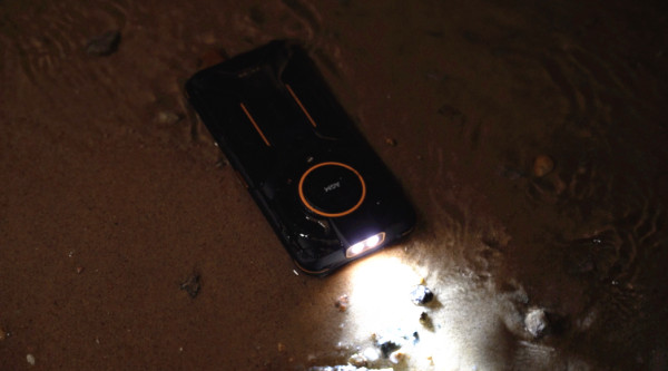 激光換手電？AGM時隔一個月再發(fā)新手機——G1大燈版