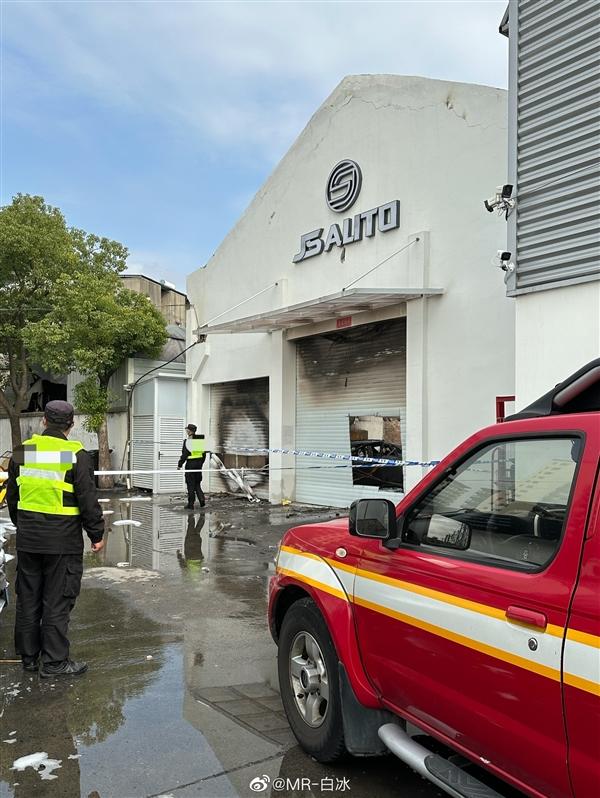 突發(fā)！上海一車(chē)行特斯拉疑似自燃，致勞斯萊斯等12輛豪車(chē)被燒，損失高達(dá)5000萬(wàn)元！