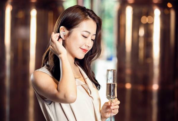 致敬勇敢追求自我的職場(chǎng)女性，送她飛利浦T5506降噪藍(lán)牙耳機(jī)