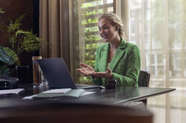 致敬勇敢追求自我的職場(chǎng)女性，送她飛利浦T5506降噪藍(lán)牙耳機(jī)