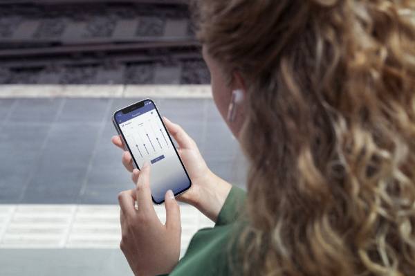 致敬勇敢追求自我的職場(chǎng)女性，送她飛利浦T5506降噪藍(lán)牙耳機(jī)