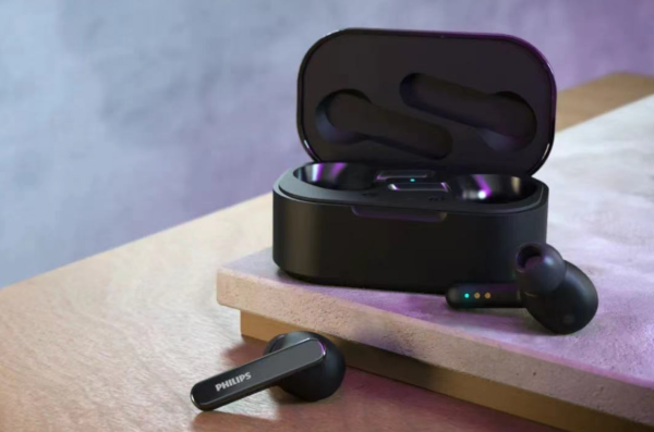 致敬勇敢追求自我的職場(chǎng)女性，送她飛利浦T5506降噪藍(lán)牙耳機(jī)