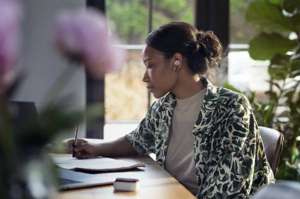 致敬勇敢追求自我的職場(chǎng)女性，送她飛利浦T5506降噪藍(lán)牙耳機(jī)