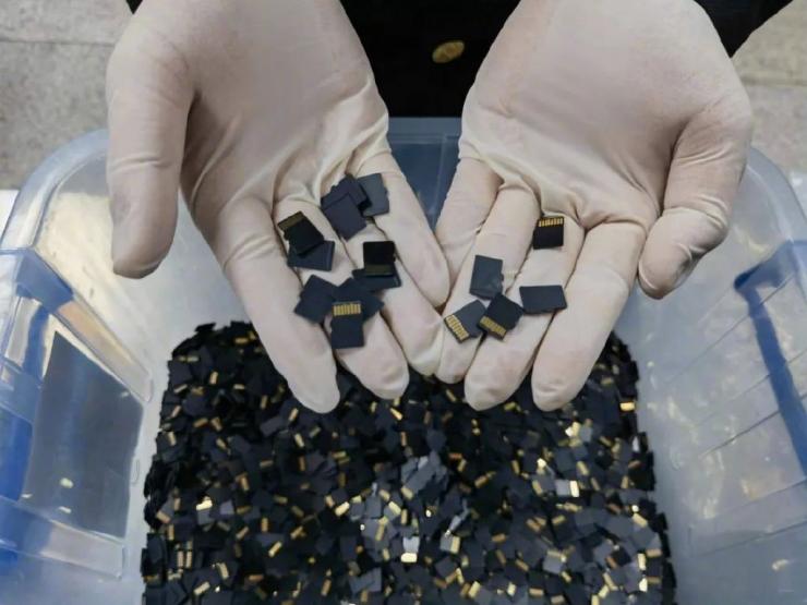 藏得太深！男子用自行車藏匿6000張SD卡入境被查