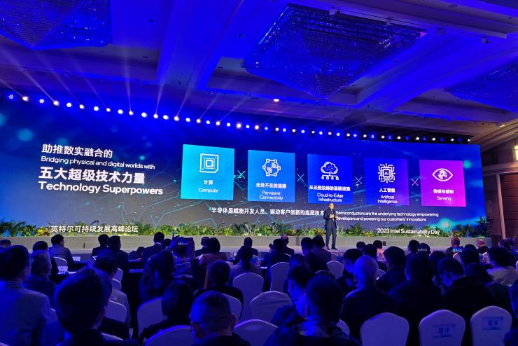 英特爾CEO親臨“打卡中國”會(huì)場(chǎng)，承諾以可持續(xù)創(chuàng)新共赴綠色未來