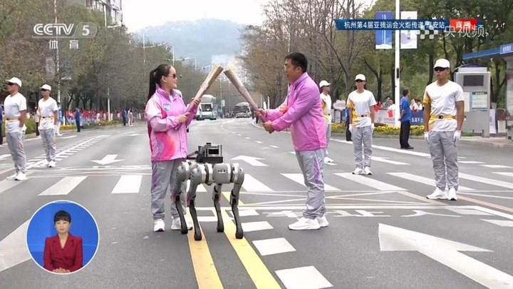 火炬手蔡瓊卉在B1的帶領(lǐng)下進(jìn)行火炬?zhèn)鬟f。（照片為央視直播畫面截圖）.jpg