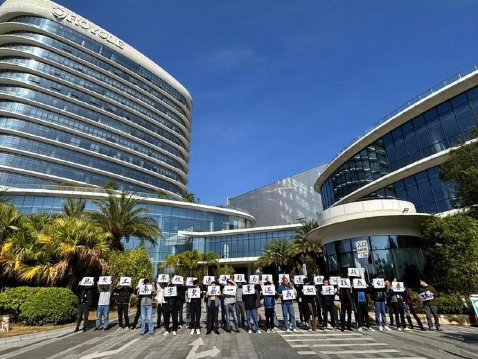 曝柔性屏巨頭欠薪長達(dá)一年，大量員工現(xiàn)場罷工討薪！