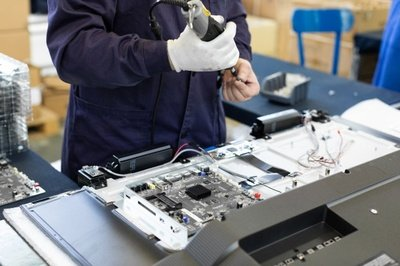 為什么年輕人不愿進(jìn)廠“打螺絲”？