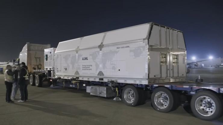 開(kāi)箱視頻曝光！英特爾高調(diào)曬出ASML新一代High-NA EUV，單臺(tái)售價(jià)超27億元！