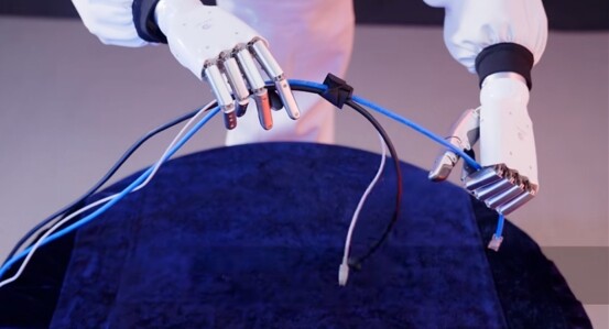 戴盟機(jī)器人發(fā)布Sparky 1：人形機(jī)器人兩大陣營(yíng)已現(xiàn)，要能跑能跳還是要心靈手巧