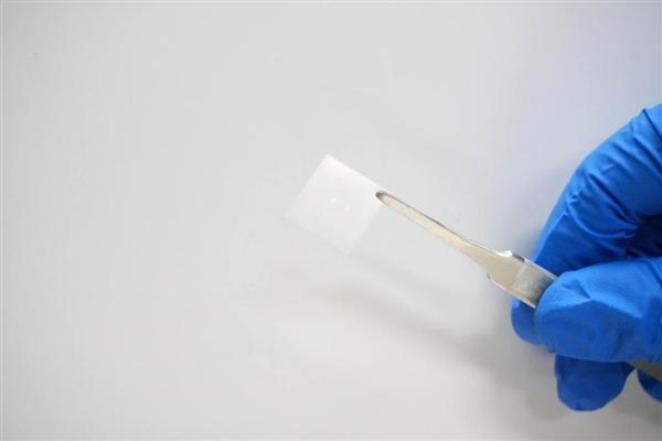 光刻領(lǐng)域新突破！我國研發(fā)出全球最薄光學(xué)晶體：能效提升萬倍！