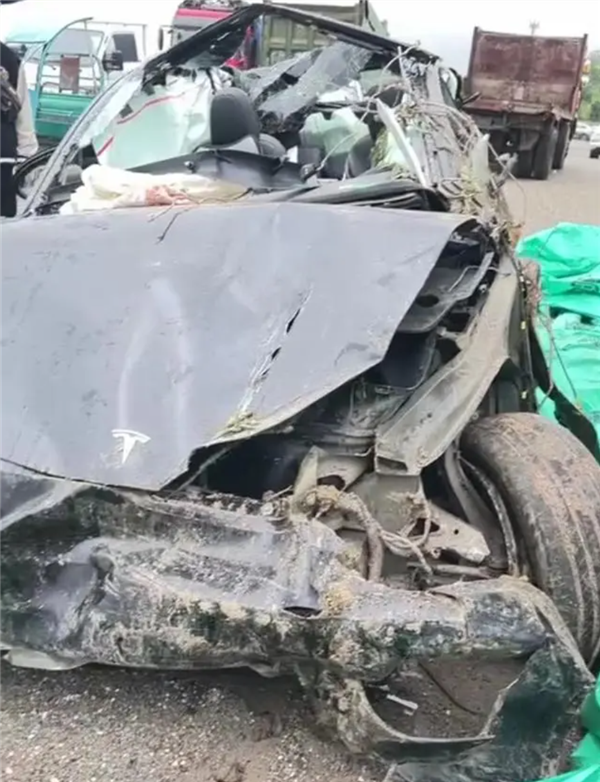 時速120墜崖，行車數(shù)據(jù)消失？特斯拉回應(yīng)浙江金華車輛事故！