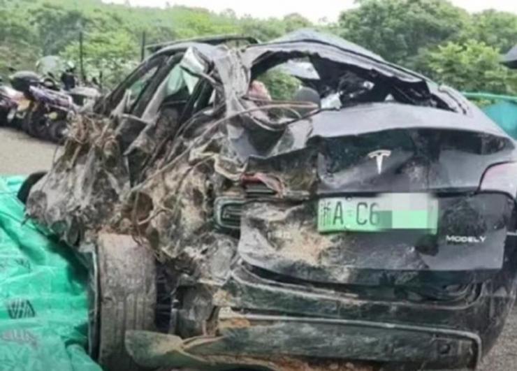 時速120墜崖，行車數(shù)據(jù)消失？特斯拉回應(yīng)浙江金華車輛事故！