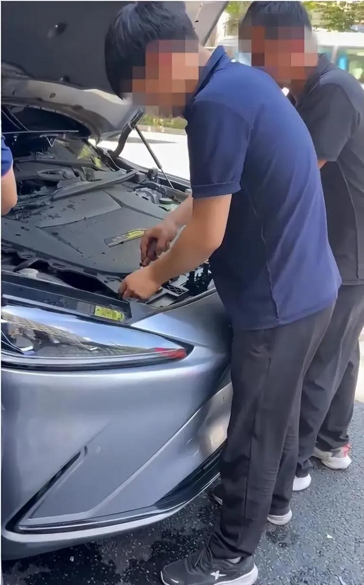 汽車自燃，廠家第一時(shí)間蓋黑布、撬車標(biāo)？官方緊急回應(yīng)！