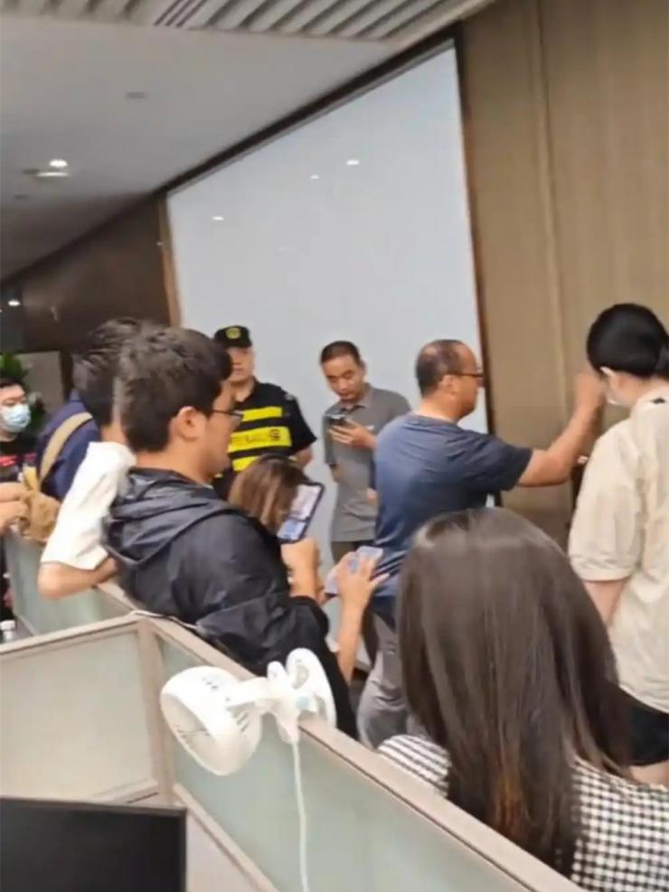 視頻曝光：哪吒汽車CEO遭員工圍堵討薪！
