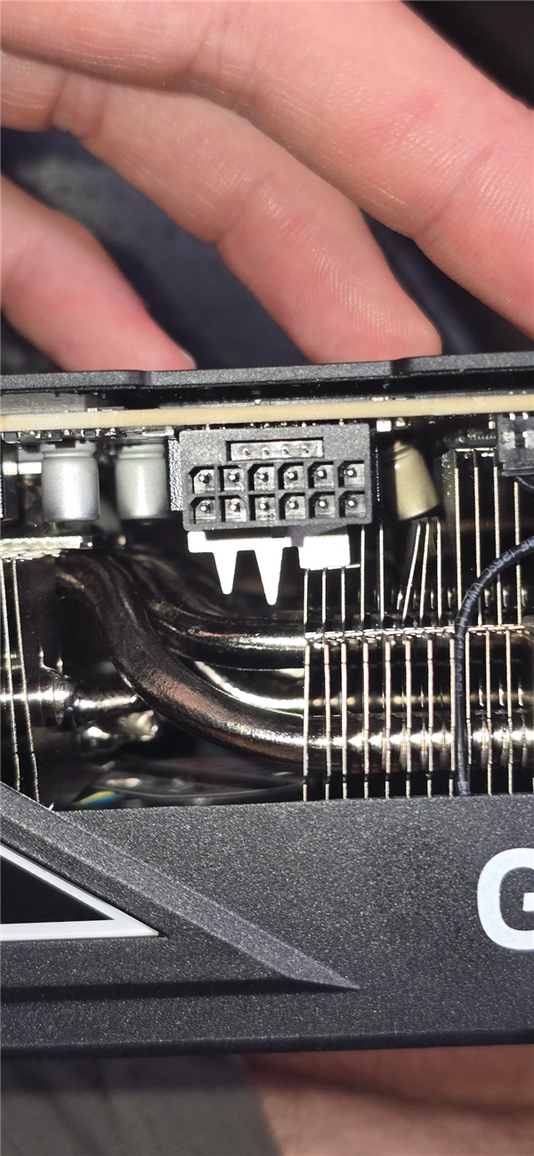 英偉達(dá)RTX 5090被曝電容爆炸：金屬散熱片直接炸彎！