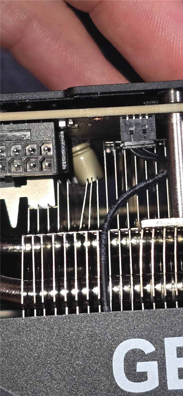 英偉達(dá)RTX 5090被曝電容爆炸：金屬散熱片直接炸彎！