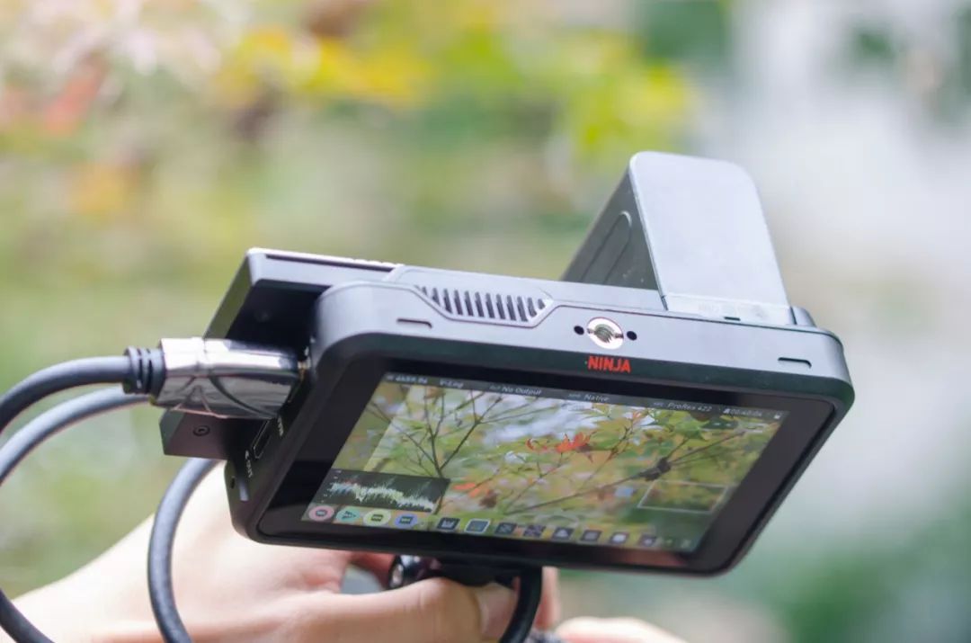 存儲(chǔ)卡太貴？或許你的相機(jī)應(yīng)該使用固態(tài)硬盤