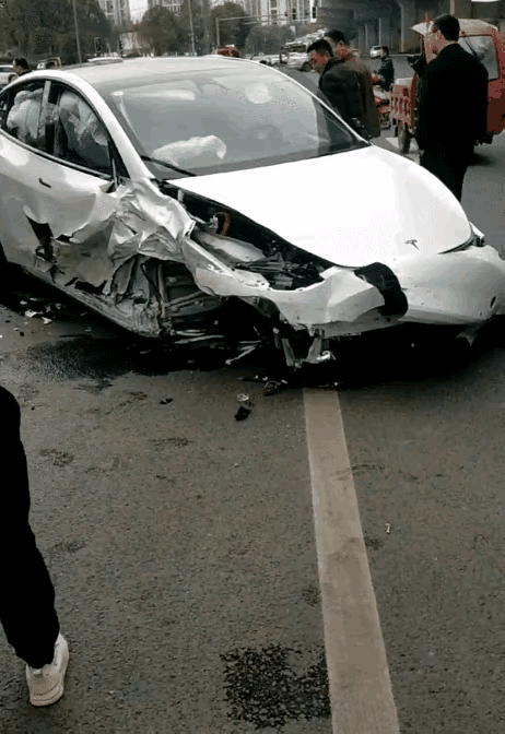 成都一特斯拉“失控”連撞11車，剎車燈成爭議焦點