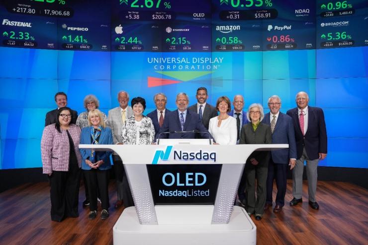 Universal Display Corporation敲響納斯達(dá)克收市鐘以紀(jì)念成立30周年