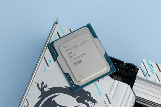 千元神U對決：酷睿Ultra 5 230F制勝，游戲、AI都領(lǐng)先