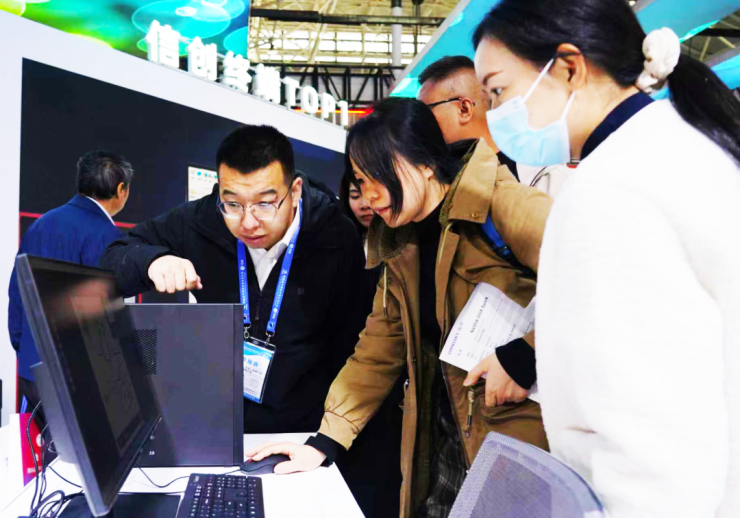 中科可控亮相教裝展，從“芯”到“端”筑基智慧教育