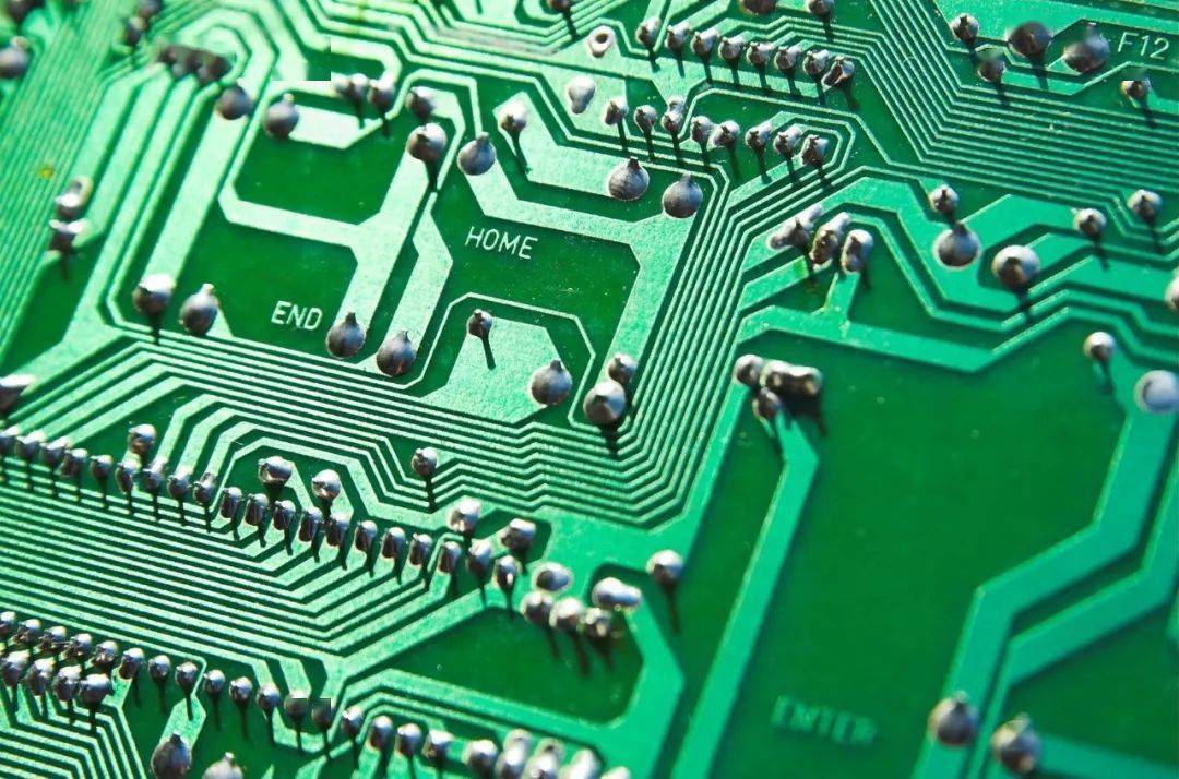 什么類型的PCB能承受住100 A的電流？