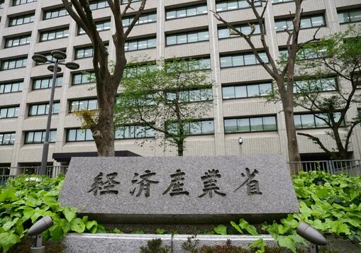 臺(tái)積電要派600工程師赴日，魏哲家：發(fā)展2nm難度不?。? />
</p>
<p>
	2022年4月開(kāi)始破土動(dòng)工，預(yù)計(jì)臺(tái)積電熊本工廠(chǎng)將于明年9月完工。該制造工廠(chǎng)將使用臺(tái)積電N12、N16、N22以及N28節(jié)點(diǎn)制造芯片，產(chǎn)能為大約5.5W片(300mm晶圓)/月，預(yù)計(jì)將在2024年底正式出貨。
</p>
<p>
	該廠(chǎng)周?chē)陀兴髂峒瘓F(tuán)的半導(dǎo)體工廠(chǎng)，除此之外還有半導(dǎo)體設(shè)備巨頭東京電子(TEL)的生產(chǎn)工廠(chǎng)以及半導(dǎo)體工業(yè)氣體大廠(chǎng)大陽(yáng)日酸等產(chǎn)業(yè)供應(yīng)鏈，可見(jiàn)是經(jīng)過(guò)仔細(xì)斟酌后選址的。
</p>
<p style=