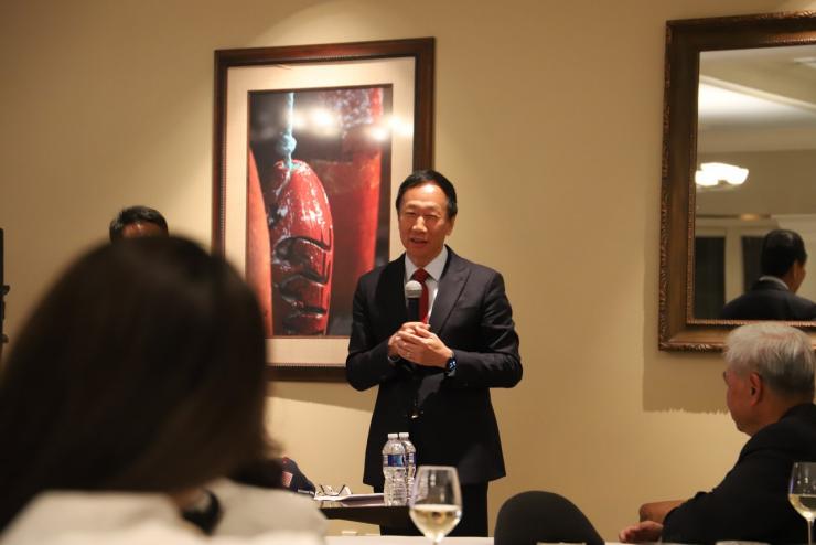 富士康創(chuàng)始人郭臺銘訪美，尋求推進 AI 合作