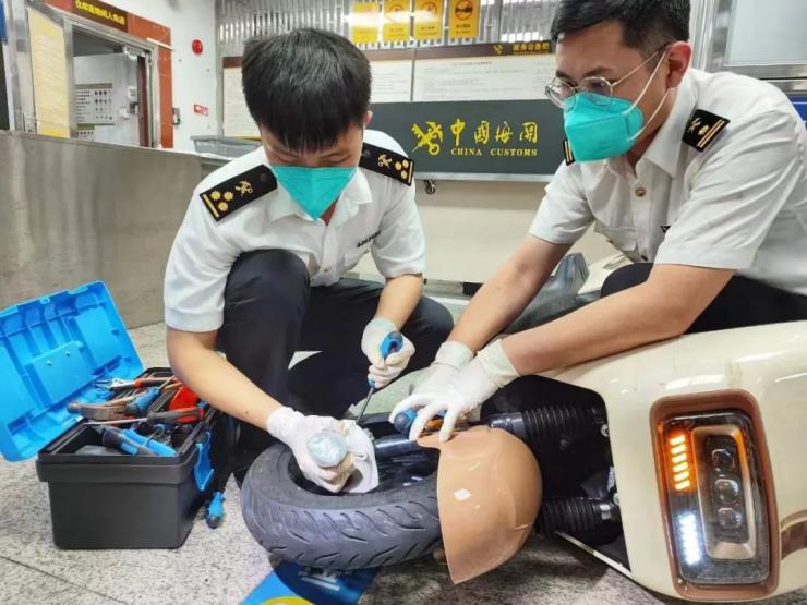 單次獲利幾十萬(wàn)？女子單車(chē)藏上萬(wàn)張存儲(chǔ)卡被查！