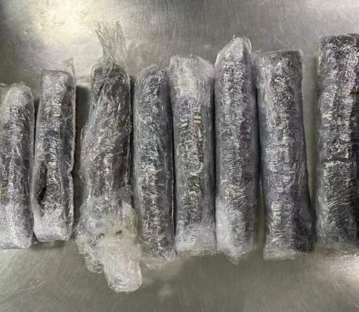 單次獲利幾十萬(wàn)？女子單車(chē)藏上萬(wàn)張存儲(chǔ)卡被查！