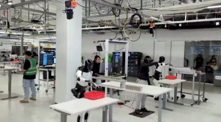 特斯拉機器人進廠打工：會分揀電池、自我矯正！