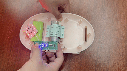 納祥科技的腰腹甩脂機(jī)方案采用高頻振動(dòng)技術(shù)，以單片機(jī)與驅(qū)動(dòng)馬達(dá)IC為核心，外圍器件少、結(jié)構(gòu)簡潔，支持1-8檔振動(dòng)強(qiáng)度調(diào)節(jié)及0-20級(jí)溫度控制。，平衡性能與成本，解決傳統(tǒng)人工按摩耗時(shí)痛點(diǎn)