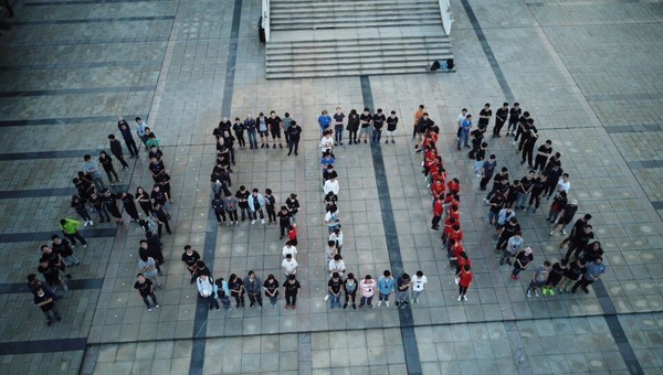 參賽隊(duì)員、志愿者組成ASC18字樣