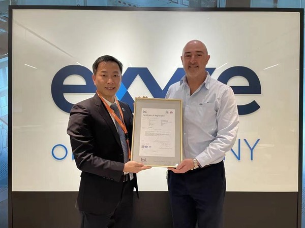 譚國(guó)明(BSI大中華區(qū)運(yùn)營(yíng)總監(jiān))向Frank Lorenzetto (Exyte東北亞區(qū)副總裁)頒發(fā)證書(shū)