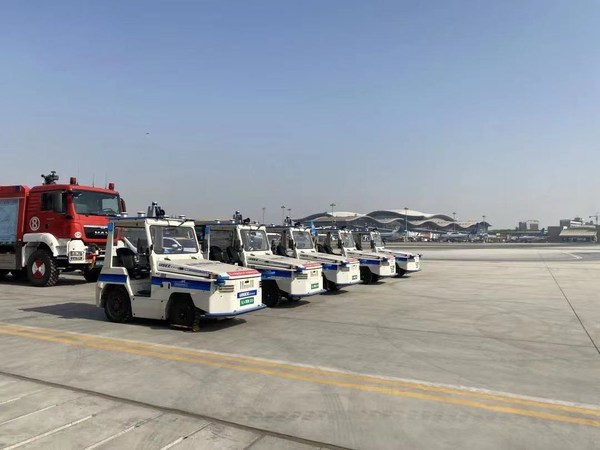 馭勢(shì)科技無人駕駛行李牽引車隊(duì)