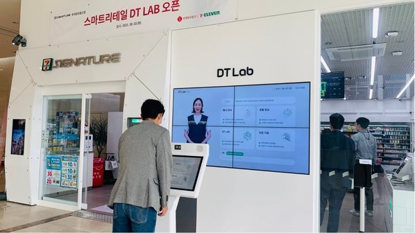 首爾加山洞Lotte Information and Communication大樓內(nèi)的7-11便利店內(nèi)，一位客戶正在使用AI Clerk。AI Clerk回答產(chǎn)品和附近地點相關(guān)問題。
