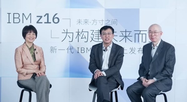 IBM杰出工程師程靜 (左一)、IBM大中華區(qū)主機與LinuxONE總經(jīng)理李航（左二）、IBM 中國主機首席技術(shù)專家李洪濤（左三）