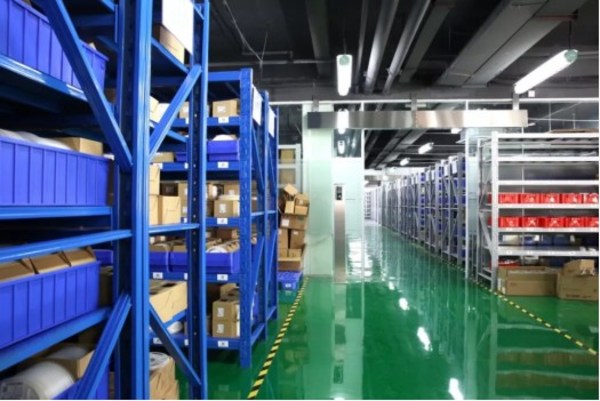 圖：華強商城自營大型恒溫智能倉儲中心，元件2小時極速出庫
