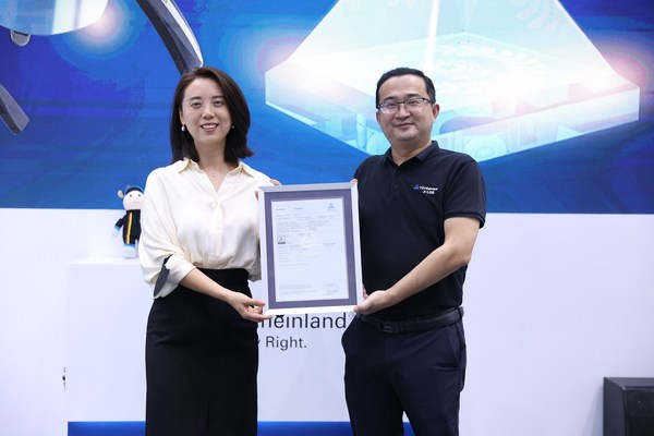 TUV萊茵大中華區(qū)電子電氣產(chǎn)品服務(wù)區(qū)域總經(jīng)理陳文華（右），天趣星空創(chuàng)始人兼CEO王潔出席了頒證儀式