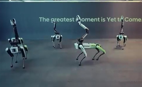 整活了！波士頓動(dòng)力機(jī)器人秀男團(tuán)舞：動(dòng)作整齊劃一