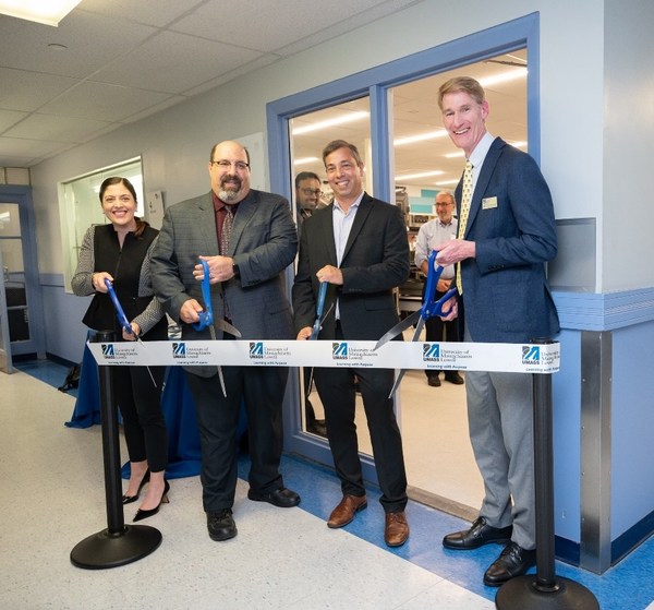 ADI航空航天和防務事業(yè)部總經(jīng)理Yasmine King、ADI航空航天和防務事業(yè)部副總裁Bryan Goldstein、ADI高級副總裁兼首席技術官及ADI基金會董事Dan Leibholz和馬薩諸塞大學洛厄爾分校教務長兼學術與學生事務副校長Joseph Hartman一同出席實驗室剪彩儀式