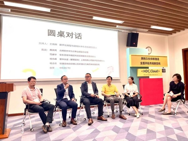 圓桌對(duì)話(huà)分享現(xiàn)場(chǎng)（左二為楊念農(nóng)）